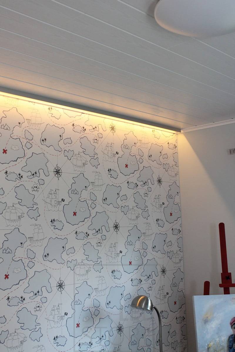 Luz atmosférica con tira de leds. La iluminación indirecta resalta el papel pintado de la pared. Ledstore.fi