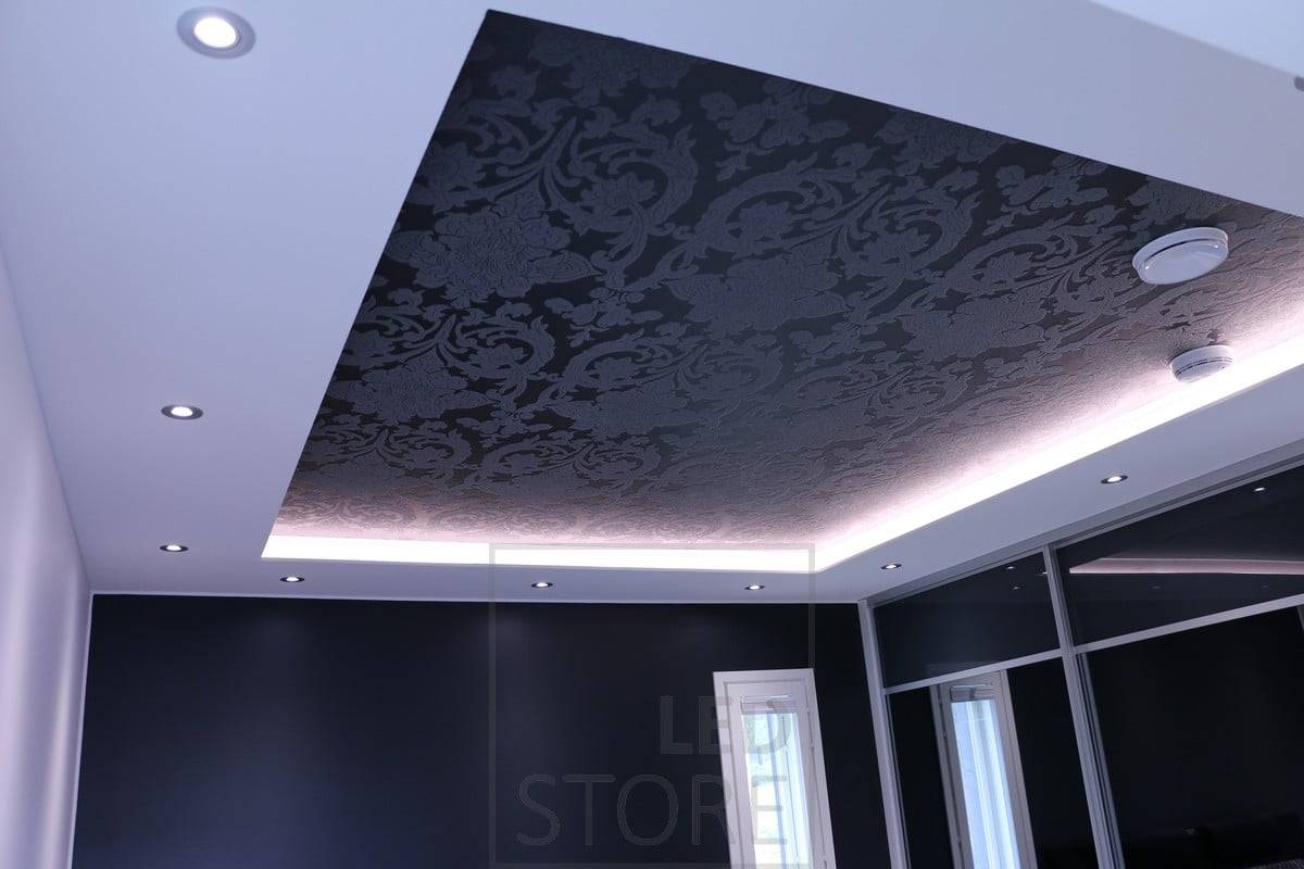 Un espectacular techo de luz creado en el techo, con una bandera desplegable con una tira de LED dirigida hacia el techo y focos incrustados en la bandera para iluminar directamente hacia abajo. Ledstore.fi