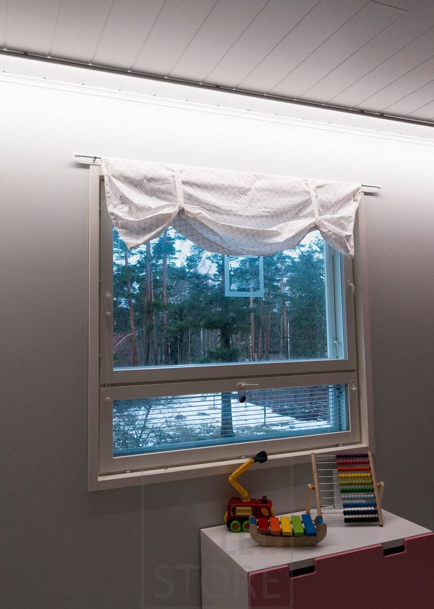 Iluminación indirecta en un dormitorio con un perfil led orientado hacia la pared. Ledstore.fi