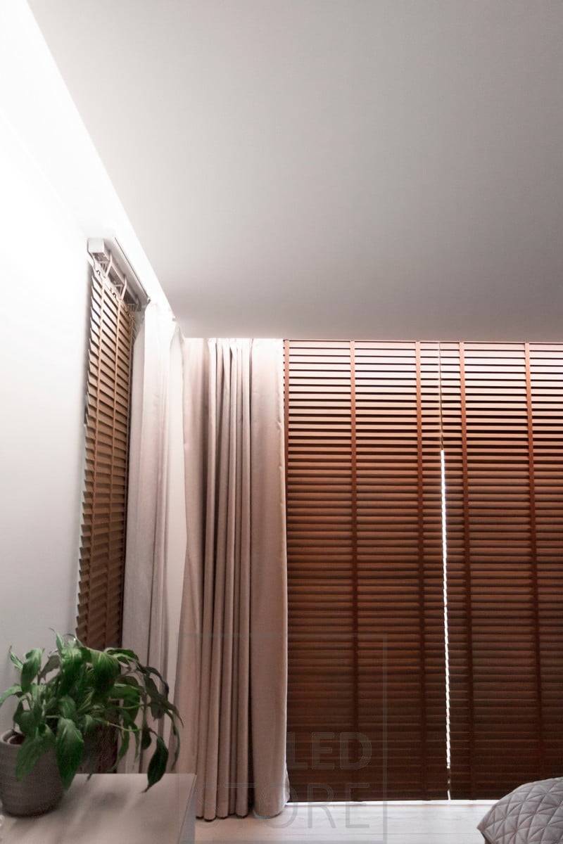 Ambiente de hotel creado en un dormitorio instalando tiras de LED indirectamente entre el techo y la pared. La ranura se dejó lo suficientemente ancha para alojar los rieles de las cortinas. La luz circula por la habitación. Ledstore.fi