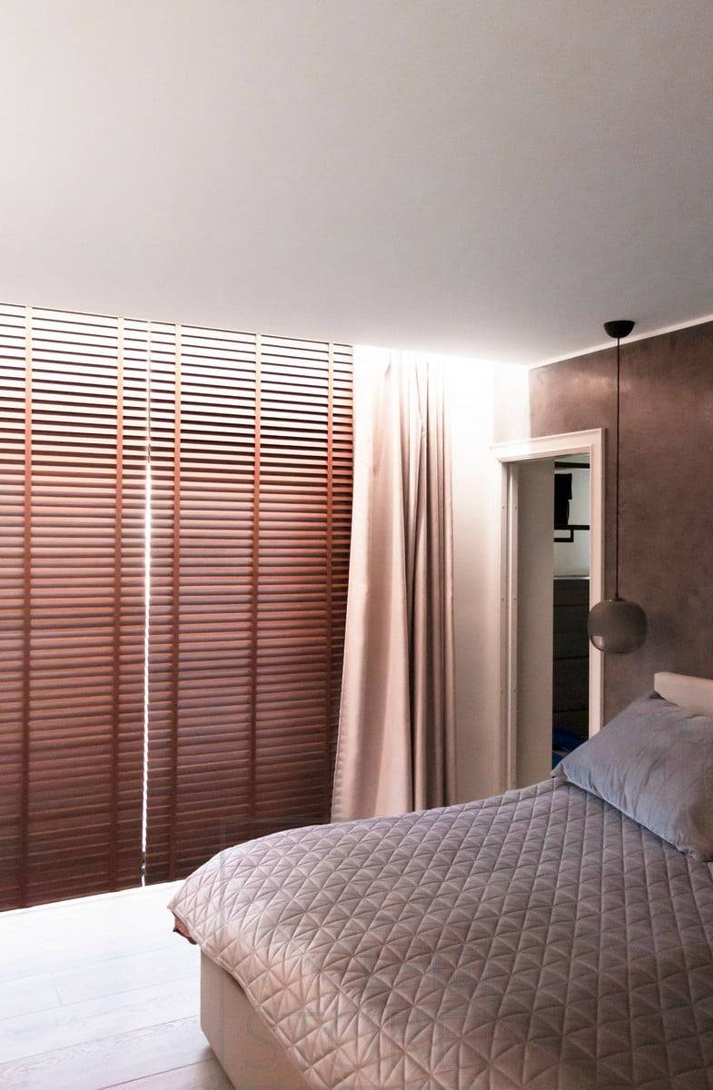 Creación de un ambiente de hotel en un dormitorio instalando tiras de LED indirectamente entre el techo y la pared. La ranura se dejó lo suficientemente ancha para alojar los rieles de las cortinas. Ledstore.fi