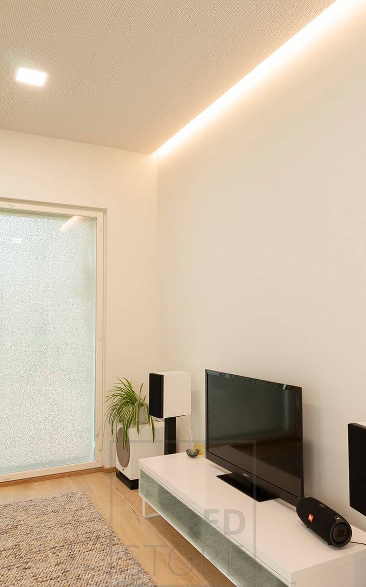 Luz indirecta sobre el televisor para crear ambiente, tira led entre techo y pared. Tira regulable en temperatura de color. Ledstore.fi