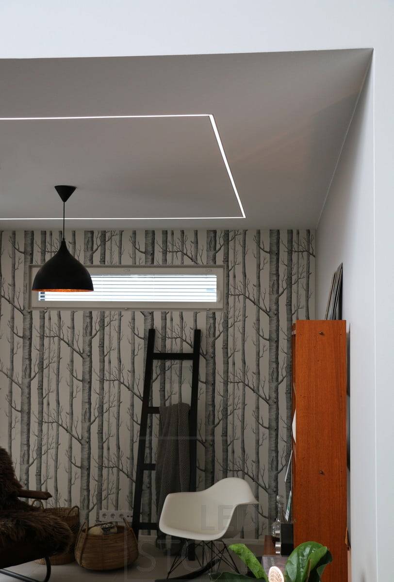 La estrecha tira LED empotrada crea un elegante patrón en el techo y lleva la luz a todos los rincones de la habitación. Ledstore.fi