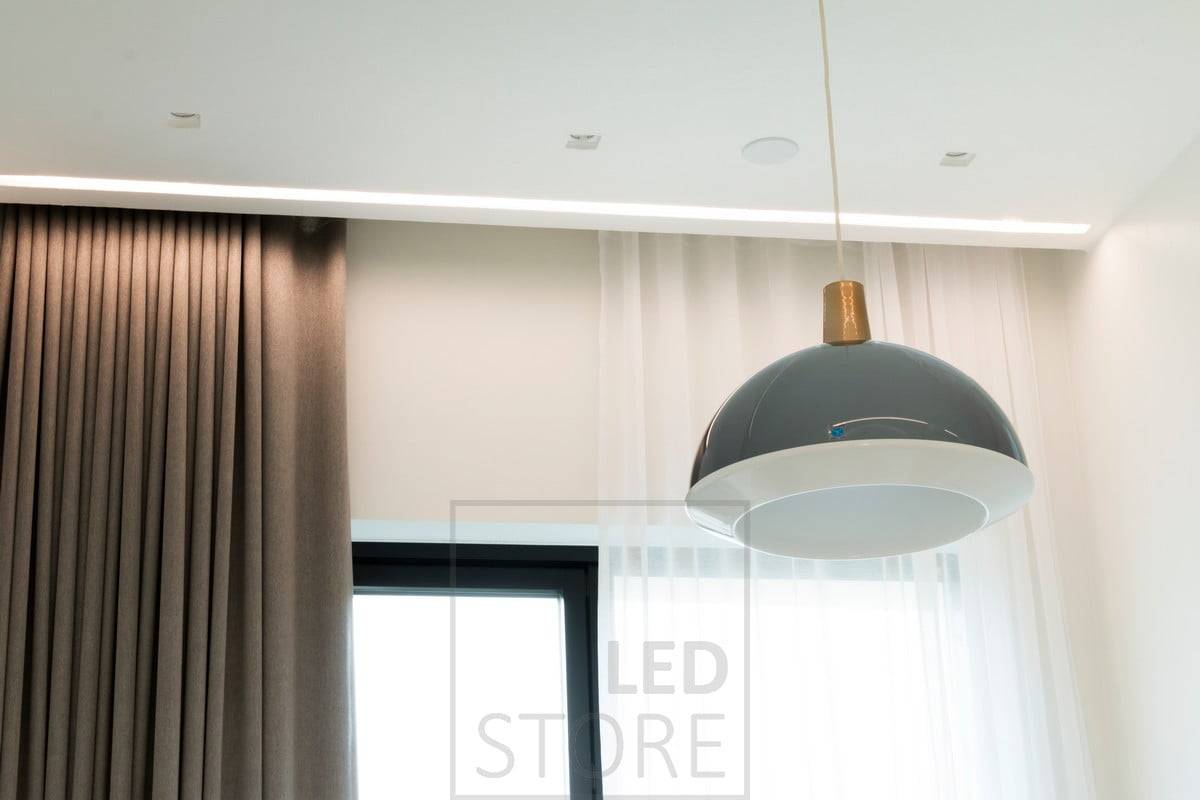 En el dormitorio, un amplio perfil empotrado junto a los rieles de las cortinas cuenta con tiras de LED que crean una luz indirecta atmosférica. Ledstore.fi