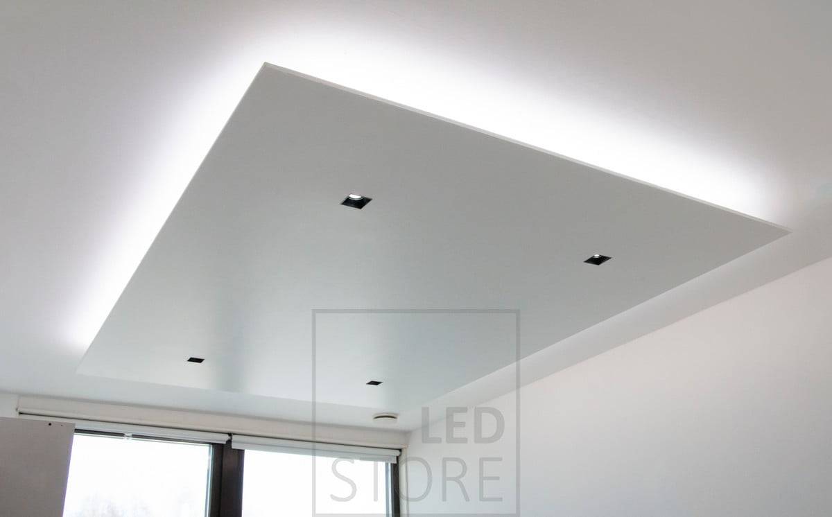 Un desplegable construido en el centro de la habitación con focos KANTTI PILLO empotrados y una tira led en el labio del desplegable iluminando indirectamente el espacio a través del techo. Ledstore.fi