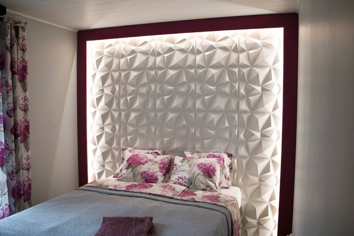 Un espectacular cabecero de cama acentuado con una tira led. Ledstore.fi