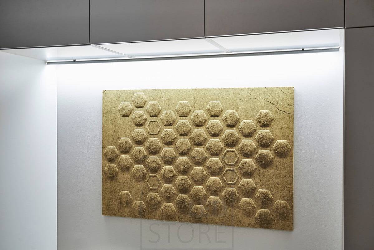 En el dormitorio, una tira de LED fijada a la base de un armario de pared detrás de la cama proporciona una luz indirecta atmosférica. Ledstore.fi