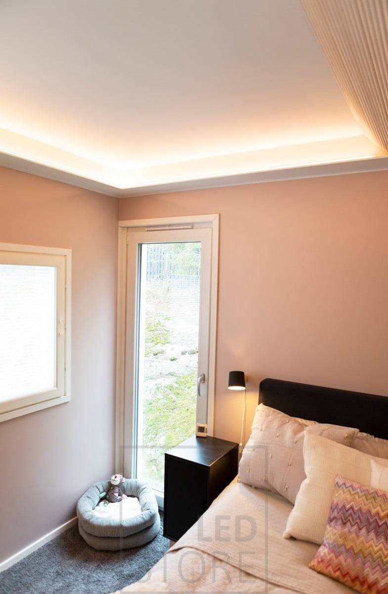 La tira de LED en el labio ilumina la habitación de forma bella y atmosférica. Ledstore.fi