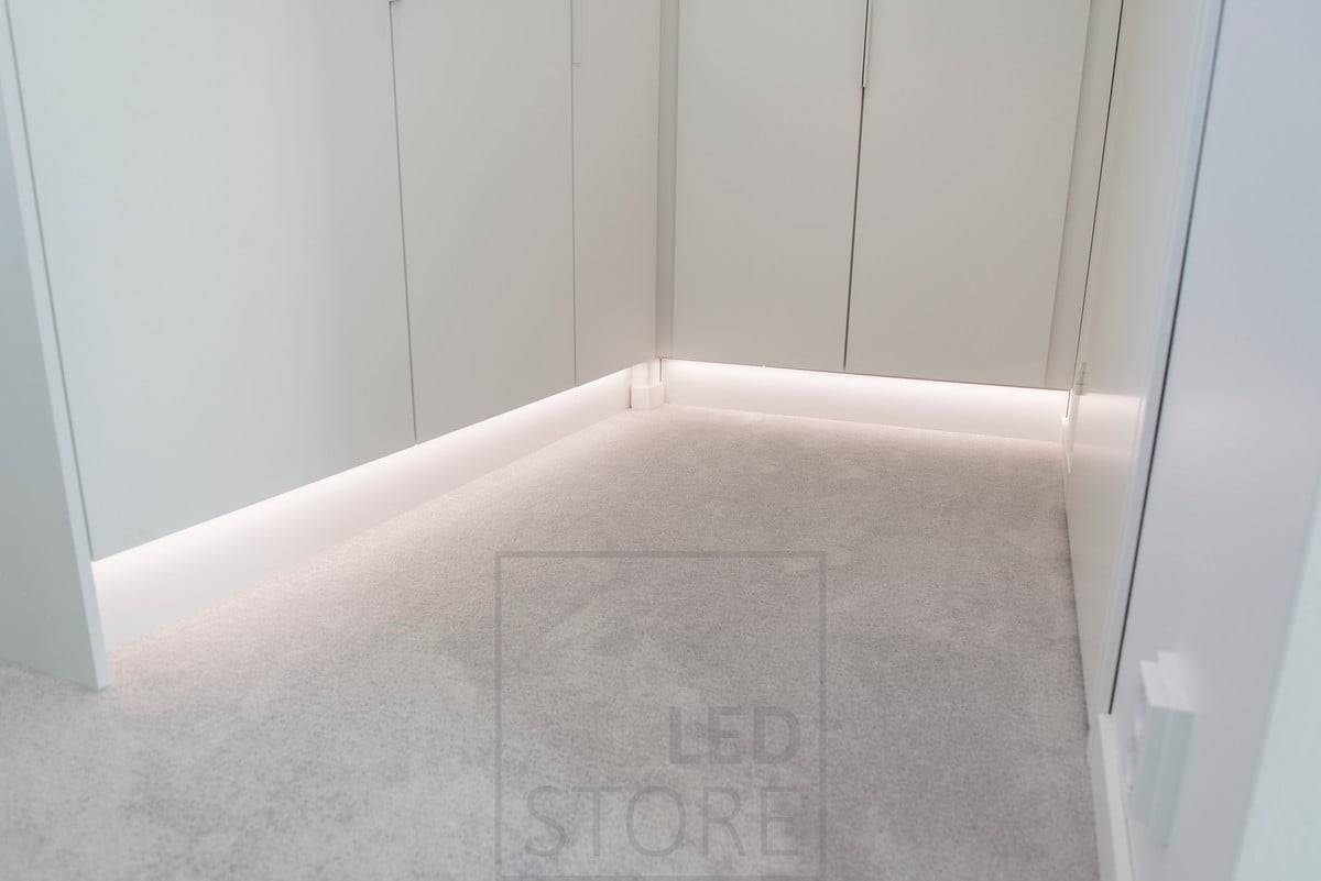 Una tira de LED montada en la base de los armarios crea una iluminación ambiental indirecta. Ledstore.fi