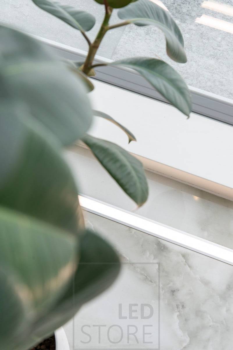 La cinta de leds incrustada en un suelo de mármol crea un detalle minimalista y hermoso en el interior de su hogar. Ledstore.fi