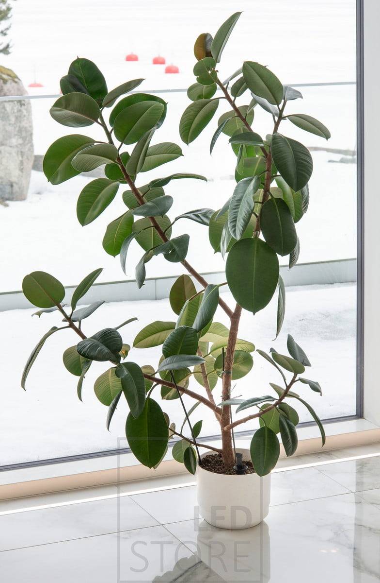 Cinta de leds en un perfil enrasado para resaltar ventanas de suelo a techo y como bello detalle en un suelo de mármol. Ledstore.fi