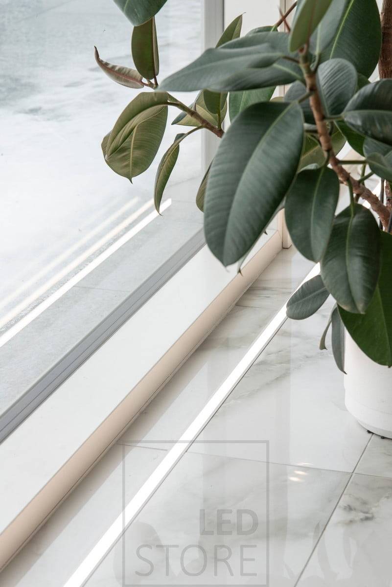 Suelo de mármol con cinta LED en el perfil superior para resaltar las ventanas de suelo a techo y como bonito detalle en el suelo. Ledstore.fi