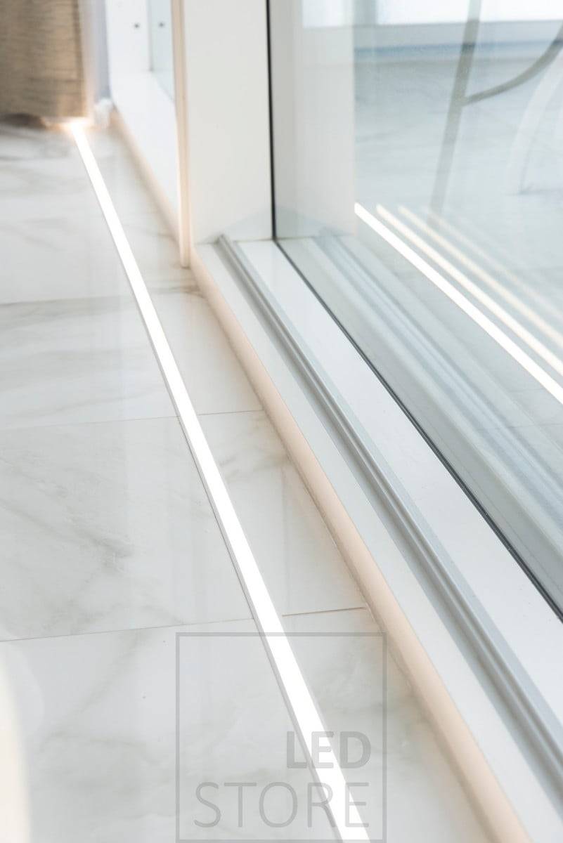 Frente a ventanas de suelo a techo, tira de LED en un perfil empotrado. La luz ascendente acentúa las ventanas y resalta el hermoso suelo de mármol. Ledstore.fi