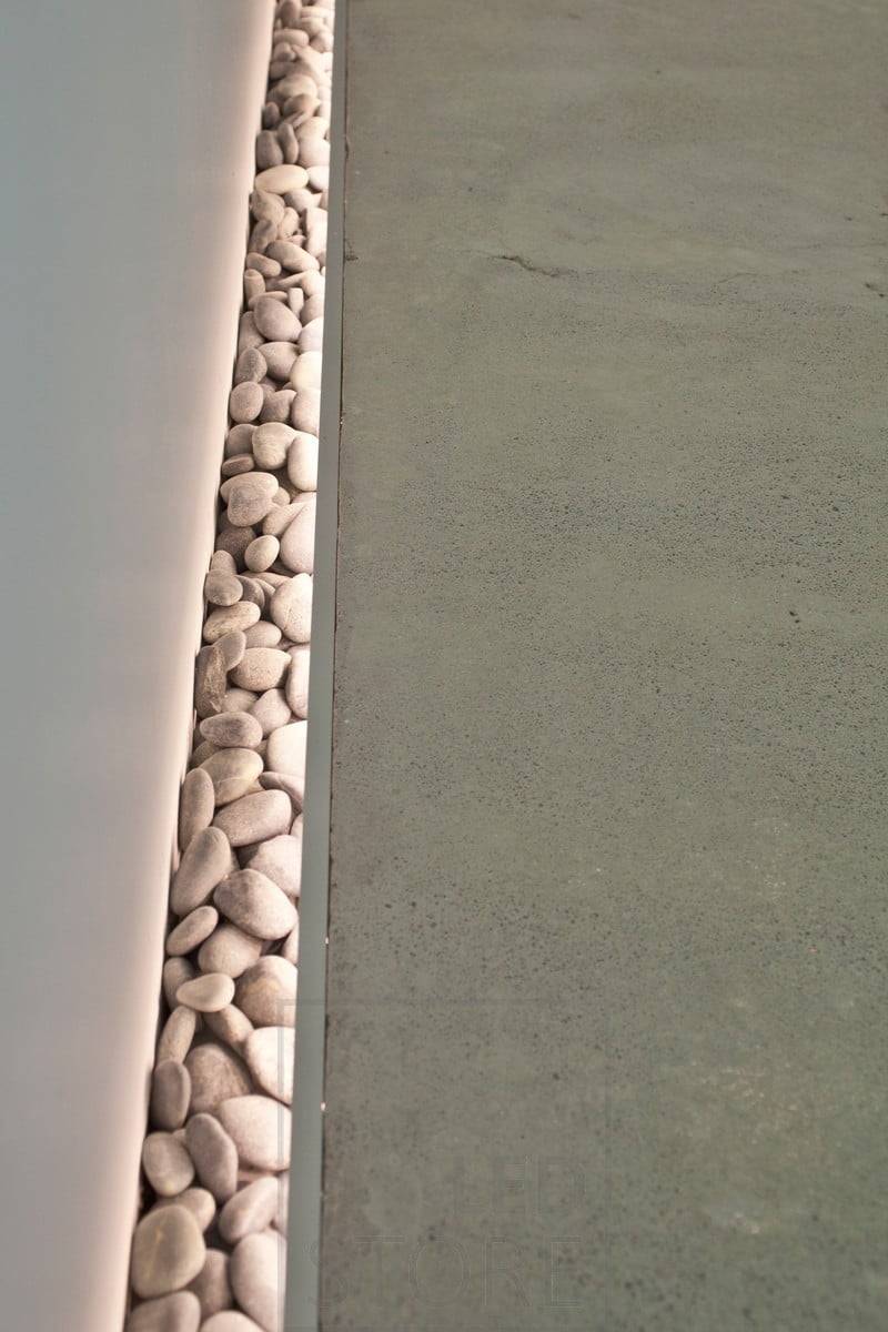 Precioso detalle en el suelo. Cuando se estaba vertiendo el suelo, se dejó un pequeño hueco junto a la pared para añadir piedras y se instaló iluminación ambiental para resaltar las piedras. También funciona como luz nocturna. Ledstore.fi