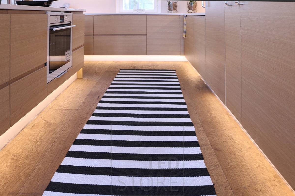 La luz indirecta del zócalo sirve tanto de luz de ambiente como de luz nocturna. Ledstore.fi