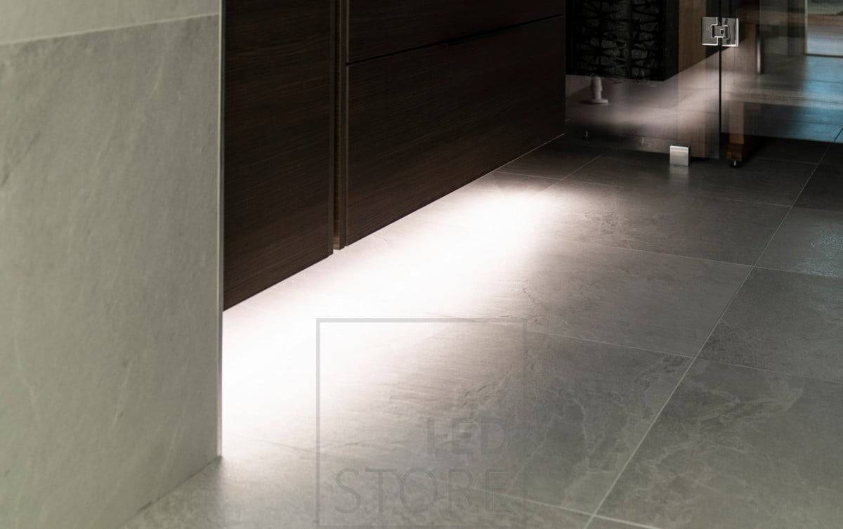 Iluminación de ambiente suave bajo el armario con tira de leds. Ledstore.fi