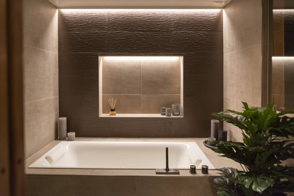 Iluminación indirecta con tiras de LED en el spa. LedStore.fi