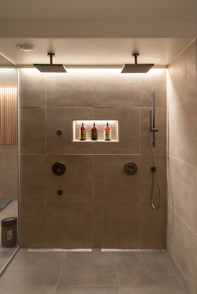 Iluminación indirecta con tiras de leds en una pared de ducha. LedStore.fi