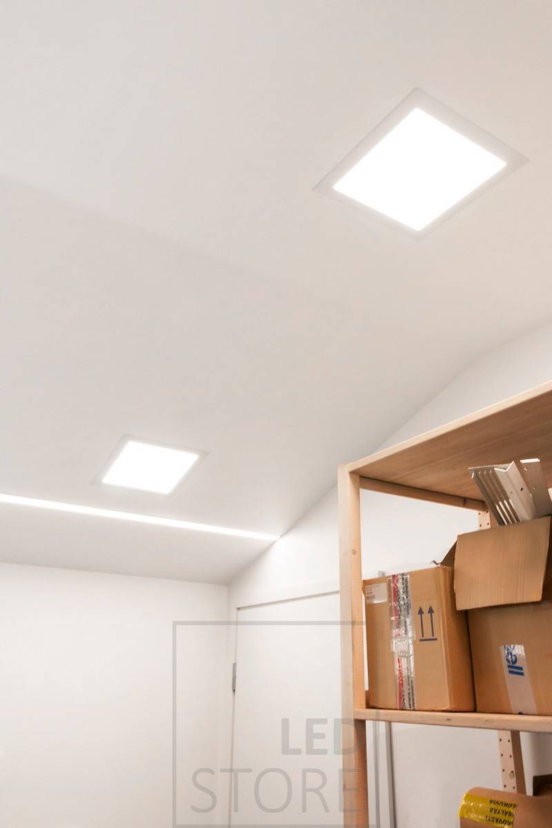 Iluminación de garaje con 2 piezas de panel Led 300x300 Drywall en el techo, así como un perfil led empotrado con tira led.