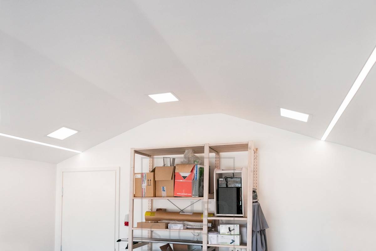 Alta calidad y buena iluminación en un garaje con un amplio perfil al ras de doble tira de LED y LED Panel de luces