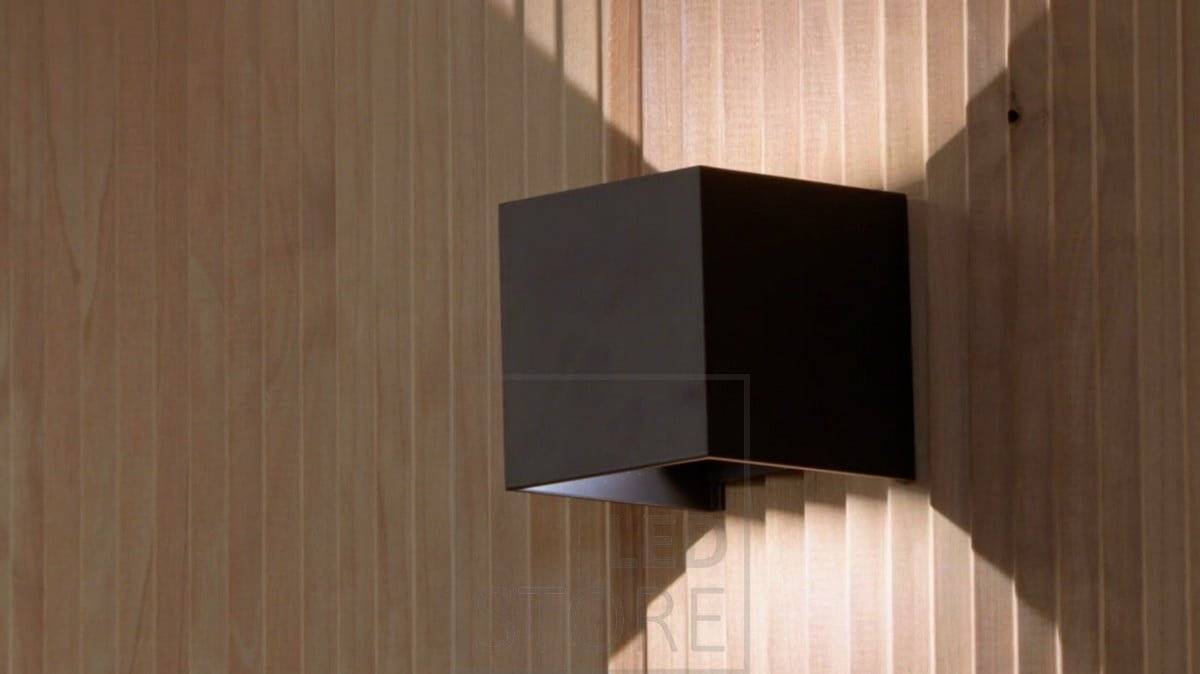 Aplique negro FUNK. La luminaria ilumina en dos direcciones con una luz cálida de 3500 Kelvin y es regulable. Además, el ángulo de apertura de la luz es ajustable mediante 4 aletas móviles por separado. Ledstore.fi