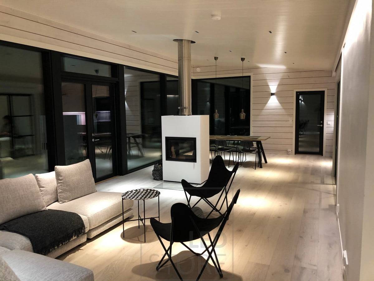 Aplique negro FUNK en el salón para iluminación ambiental. La luz es minimalista, moderna y perfecta para interiores escandinavos. Ledstore.fi