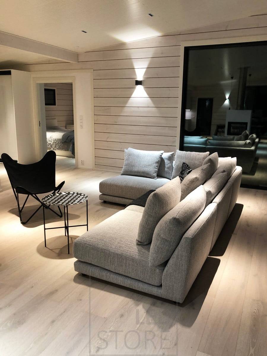 Aplique negro FUNK en el salón para iluminación ambiental. El diseño minimalista es perfecto para interiores escandinavos. Ledstore.fi