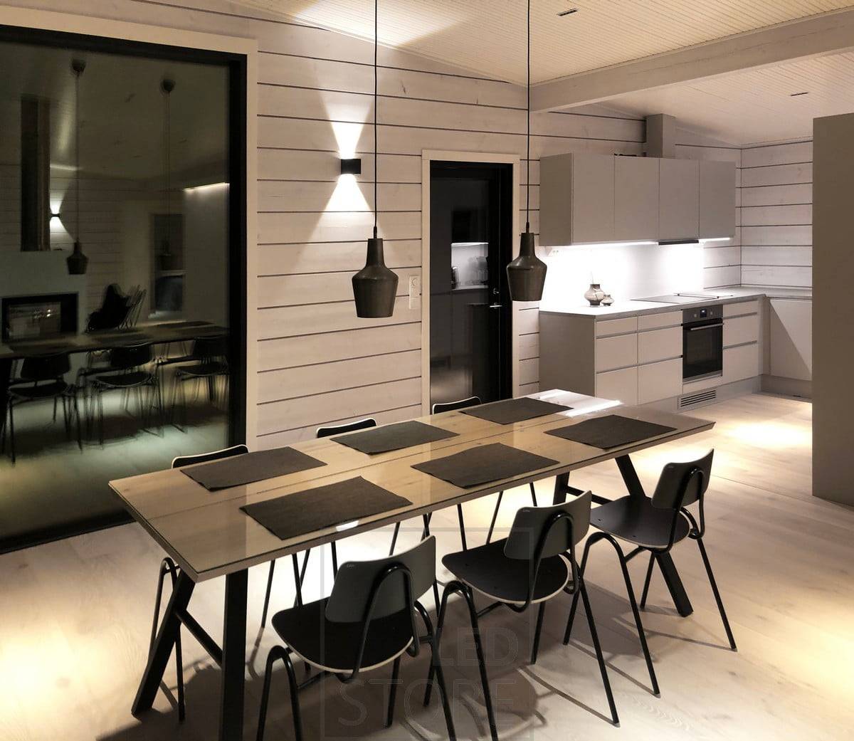 Aplique negro FUNK para iluminación ambiental en el comedor. Ledstore.fi