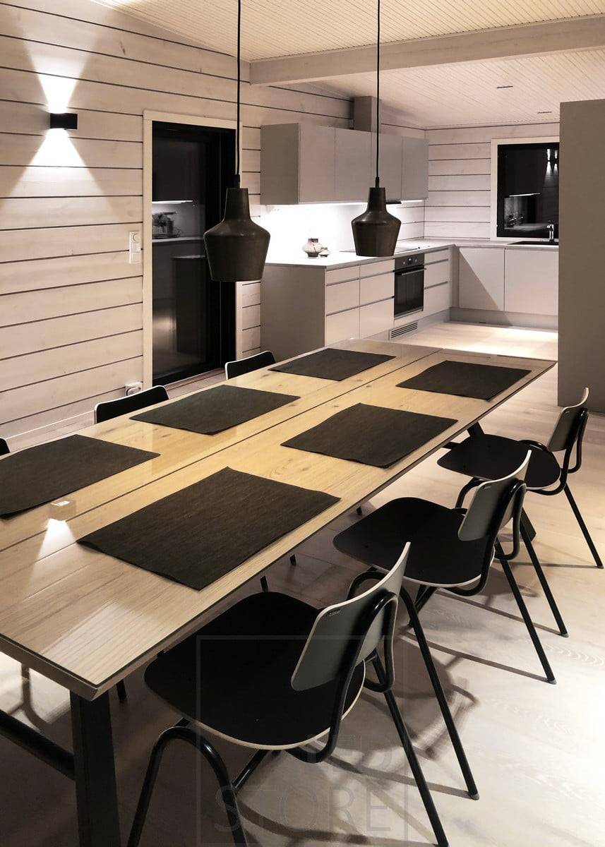El aplique negro FUNK crea una iluminación ambiental en la zona de comedor. Las tiras de leds iluminan la encimera de la cocina. Ledstore.fi