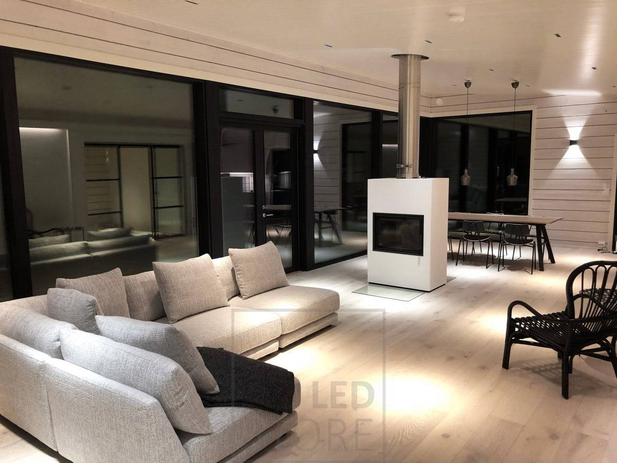 Apliques led FUNK negros para iluminación ambiental. Pequeños focos led con luz de ángulo estrecho para la iluminación general de la habitación, LINJA 2. Ledstore.fi