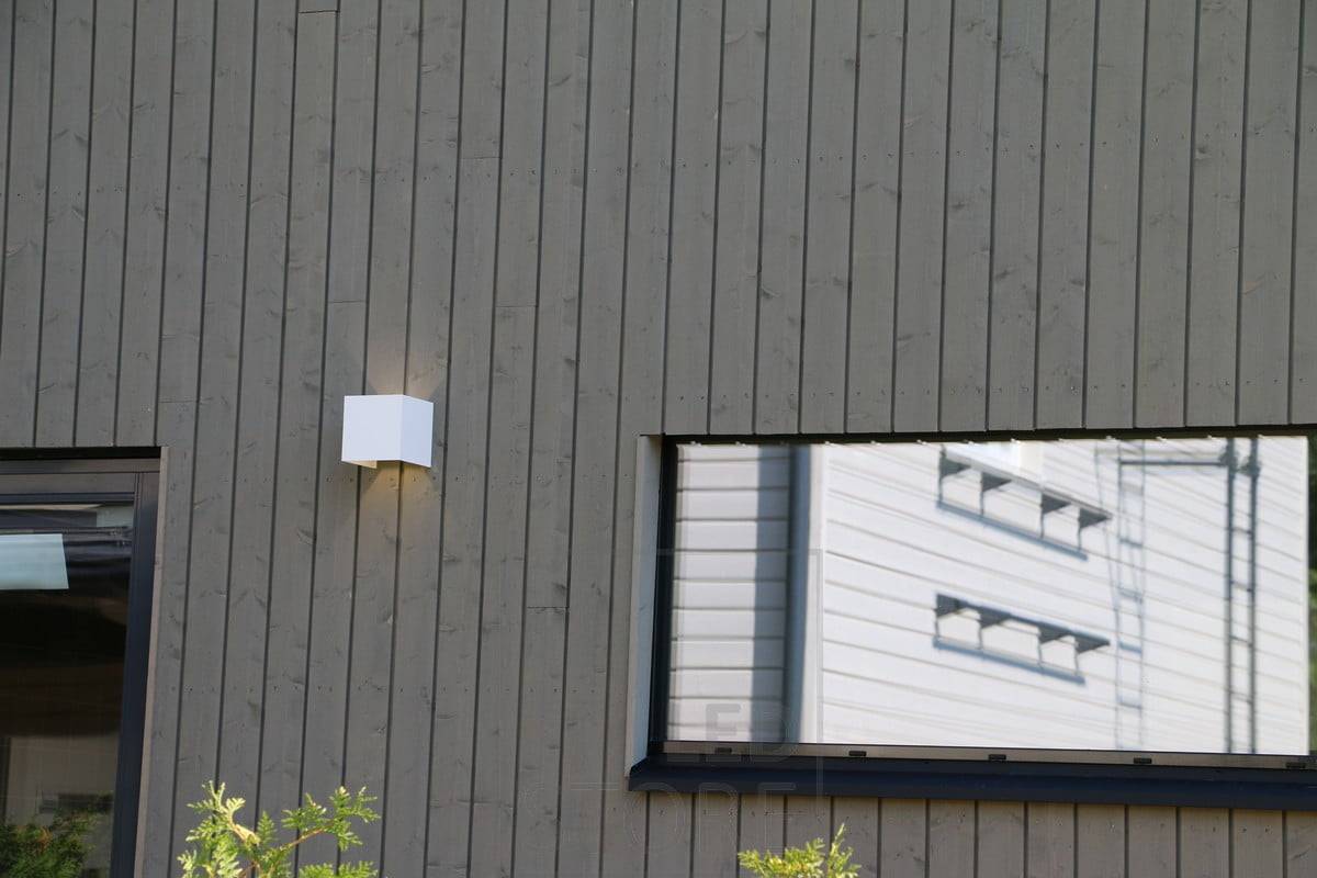 Aplique de pared FUNK blanco para exteriores, que ilumina la fachada y crea una iluminación atmosférica e indirecta en exteriores. La luminaria es regulable y el ángulo de la luz es ajustable. Ledstore.fi