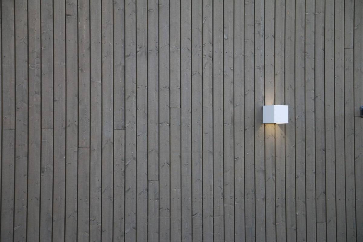 Aplique de pared FUNK blanco para exterior que ilumina la fachada y crea una iluminación atmosférica e indirecta en el exterior. Ledstore.fi