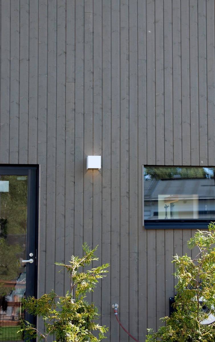 Aplique led blanco FUNK exterior iluminando una fachada. Ledstore.fi