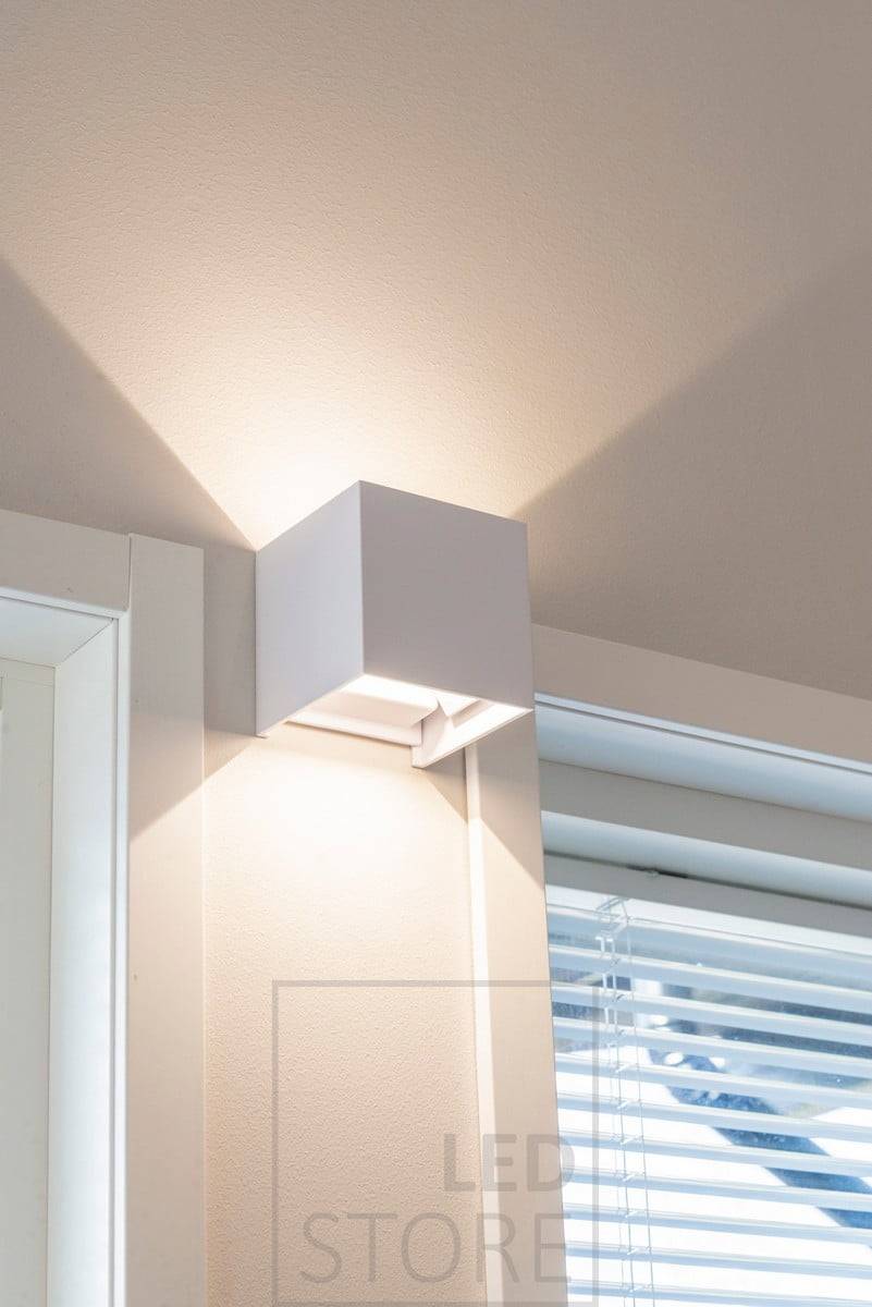 Aplique led FUNK blanco. La luminaria tiene 4 alas separadas, que le permiten ajustar el ángulo de la luz según sus necesidades. Ledstore.fi
