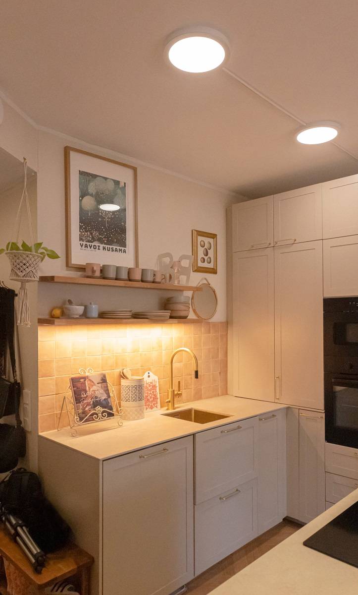 Techo de la cocina con dos piezas de LED plafond 280 y bajo estante led tira en cálido 3000K temperatura de color de la luz..