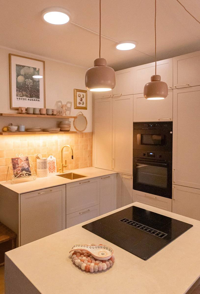Dos plafones LED 280 de superficie montados en el techo de la cocina, tira de LED debajo de la estantería y dos lámparas colgantes encima de la isla.
