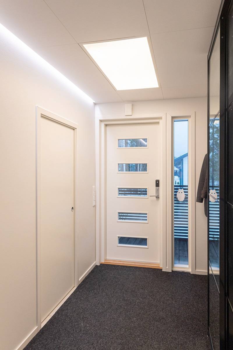 Hall de entrada con gran panel de leds y tira de leds