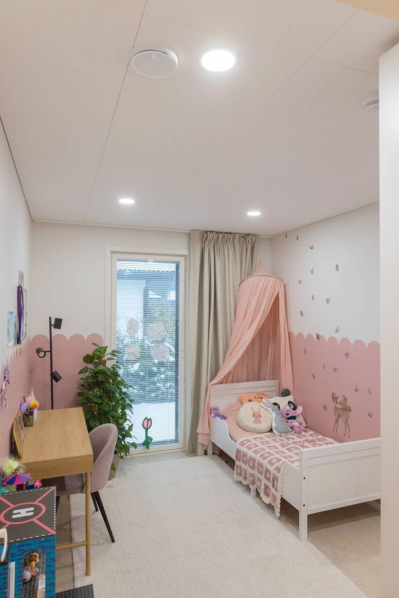 Paneles led redondos empotrados en el techo de una habitación infantil.