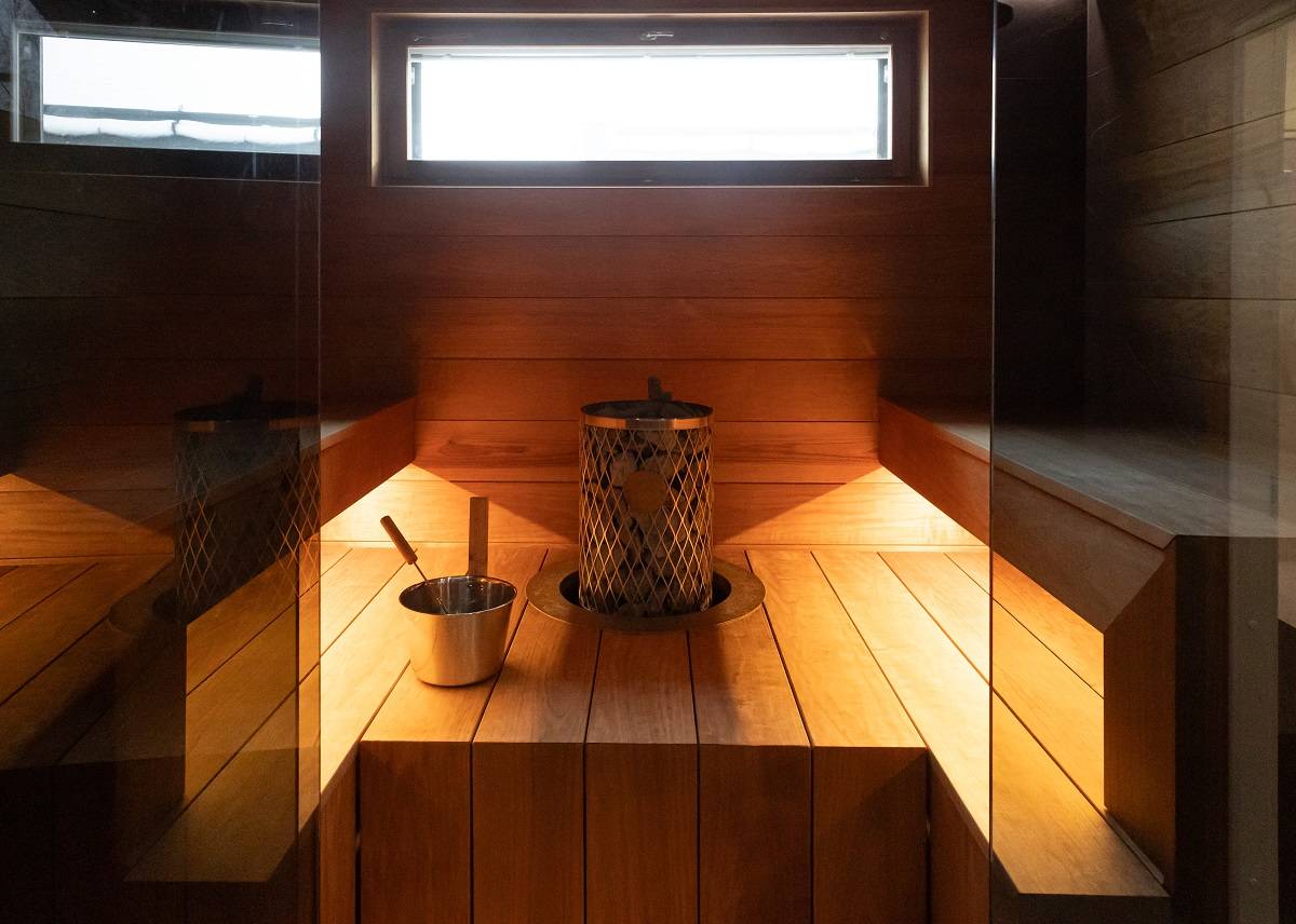 Tira de LED instalada bajo el techo de la sauna a ambos lados.