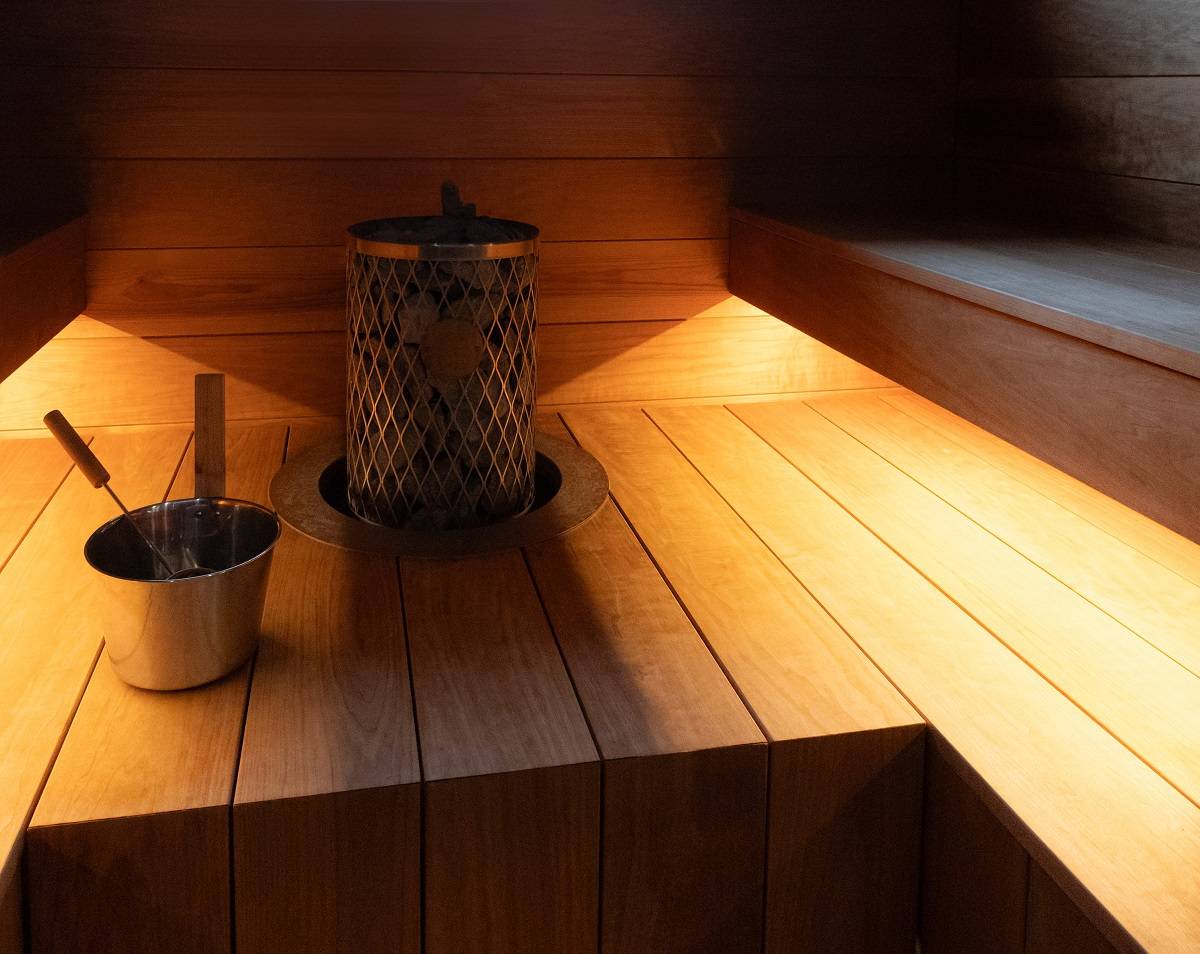Sauna con tira de leds bajo los raíles del asiento.