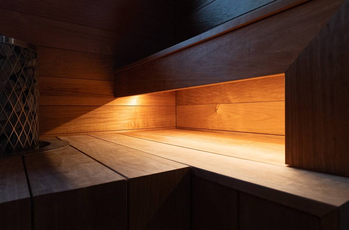 Tira de LED que ilumina indirectamente el asiento situado debajo.