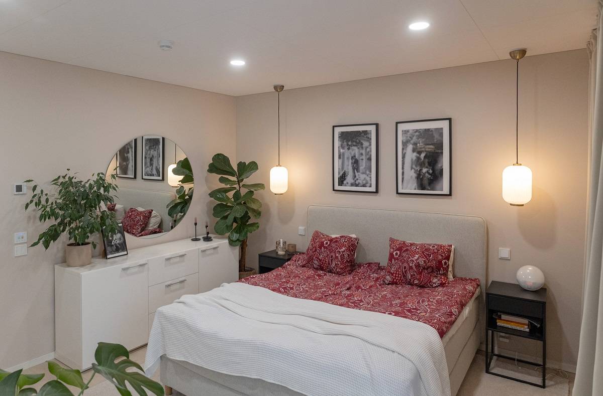 Paneles led redondos en dormitorio.