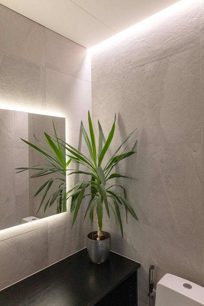 Tira de LED en el hueco entre la pared y el techo y detrás del espejo.