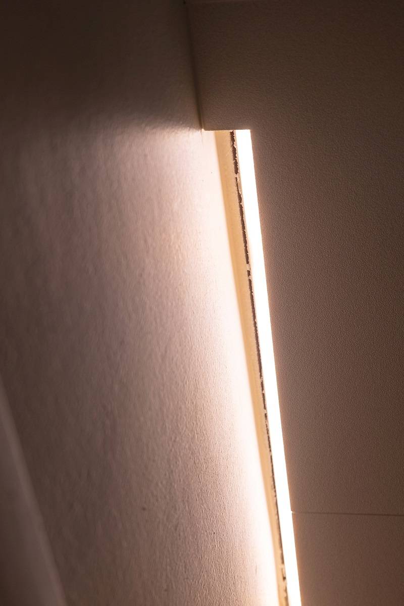 Tira de LED en el hueco entre el hueco y la pared.