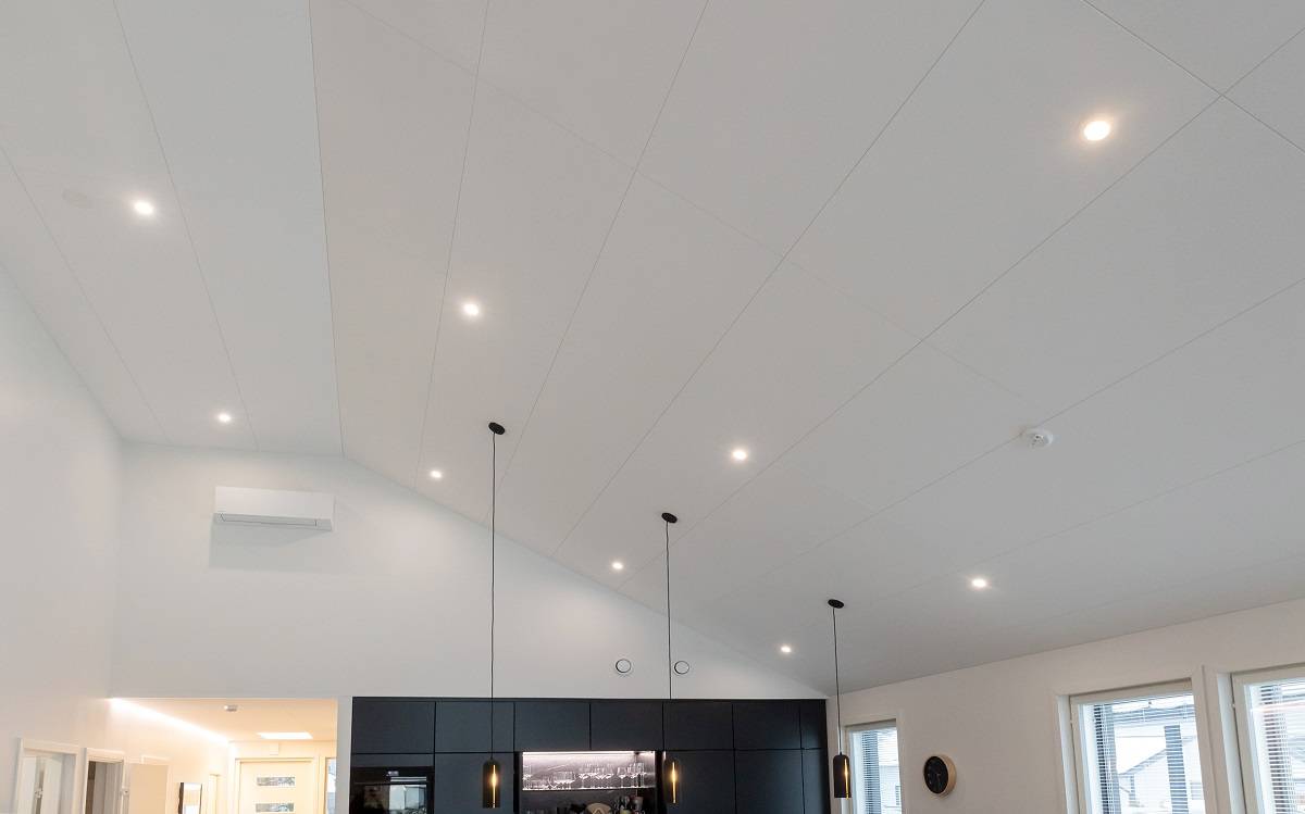 Downlights LED en el techo de la cocina