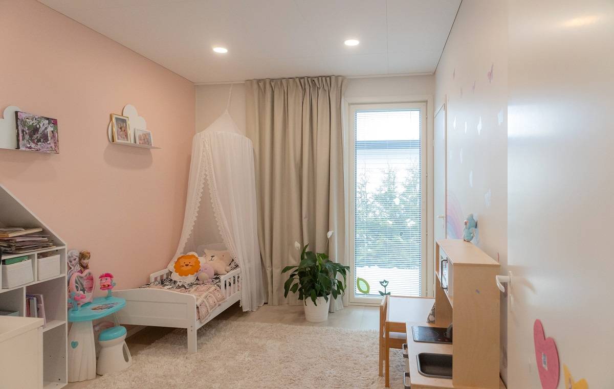 Pequeños paneles led redondos empotrados en una habitación infantil.