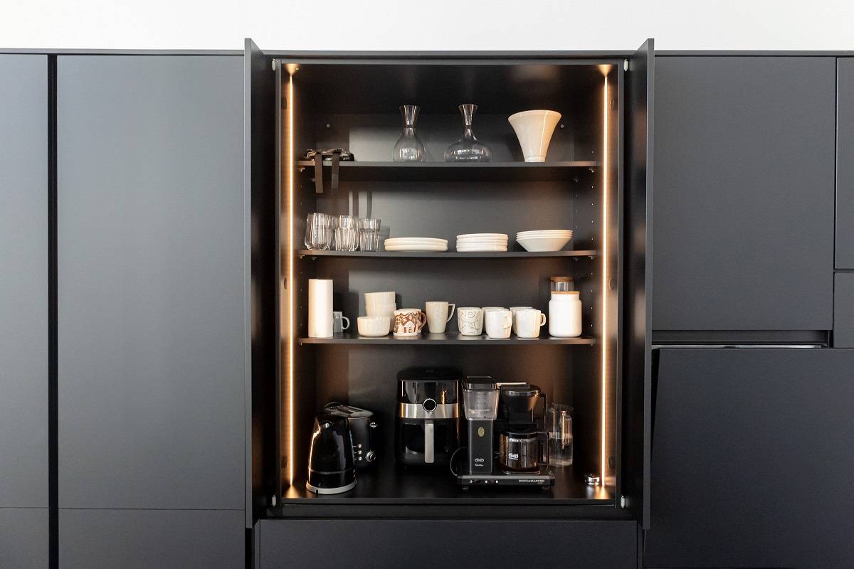 Tira de LED montada verticalmente a ambos lados de un mueble de desayuno