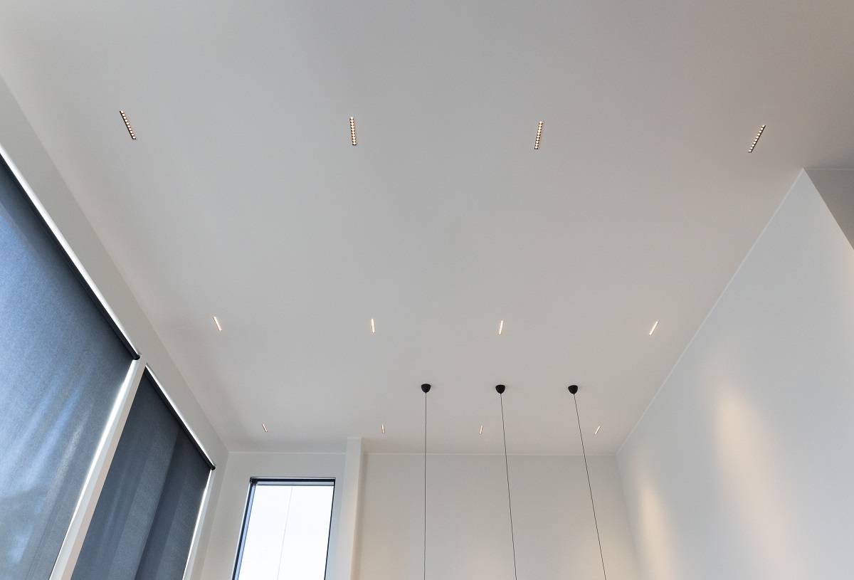 Focos LED LINJA10 empotrados en el techo.