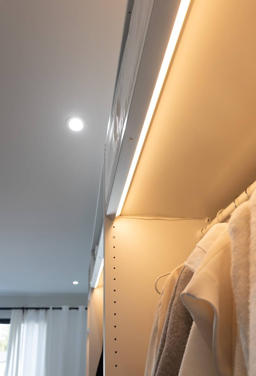 La luz se dirige hacia el interior del armario.