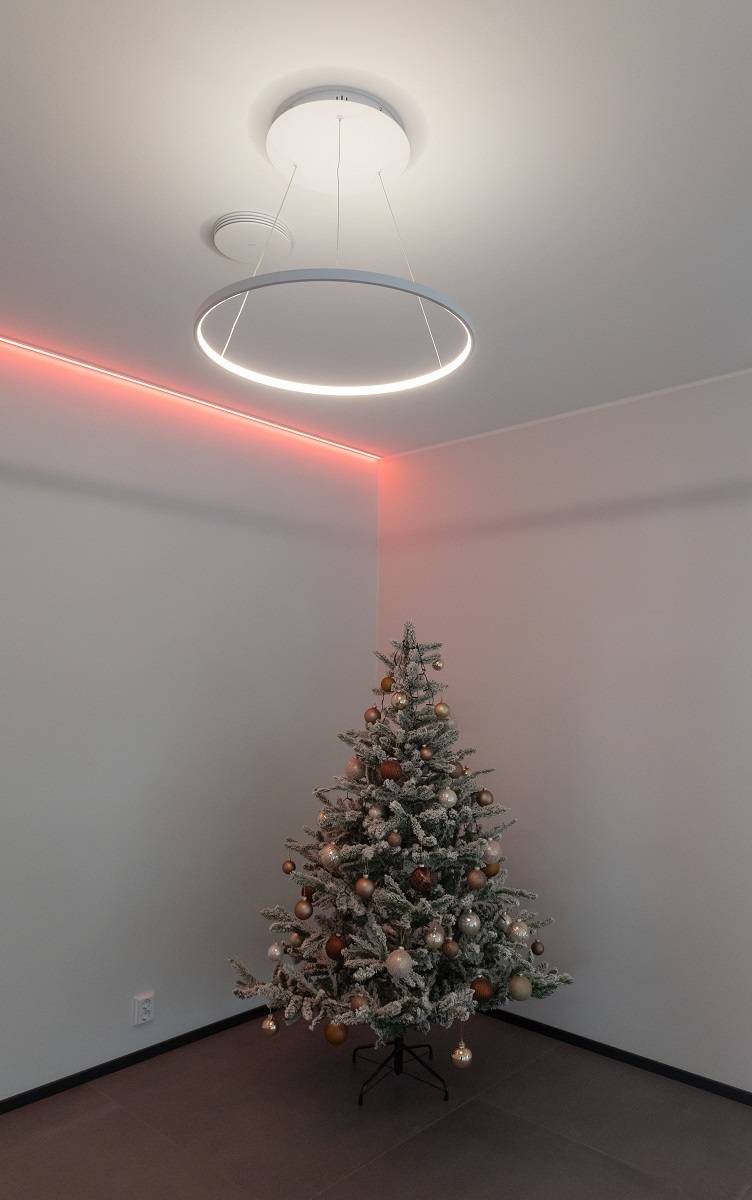 Tira de leds RGBW en rojo en el límite pared/techo.